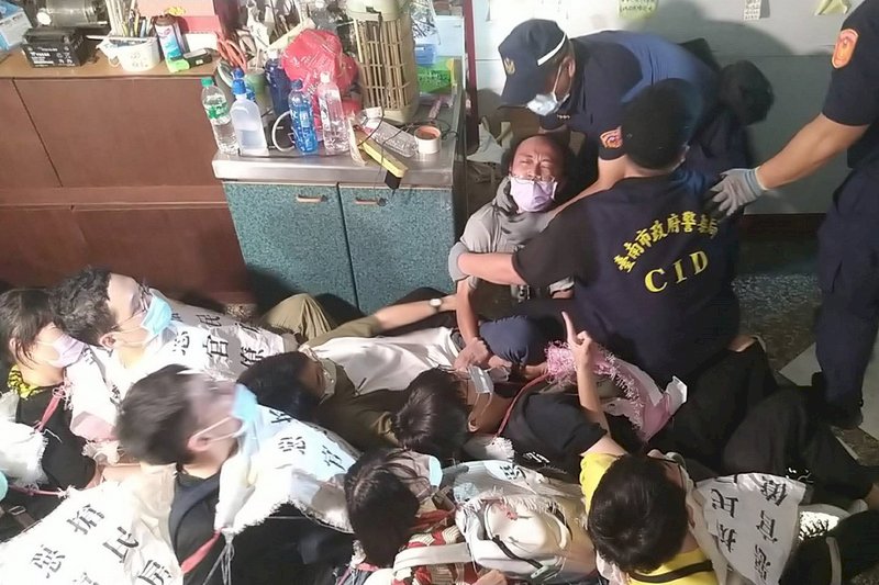 南鐵地下化拒拆戶阻擋拆除 警力進駐淨空聲援者