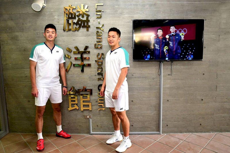 李洋王齊麟回母校中山國中 新羽球館以麟洋為名