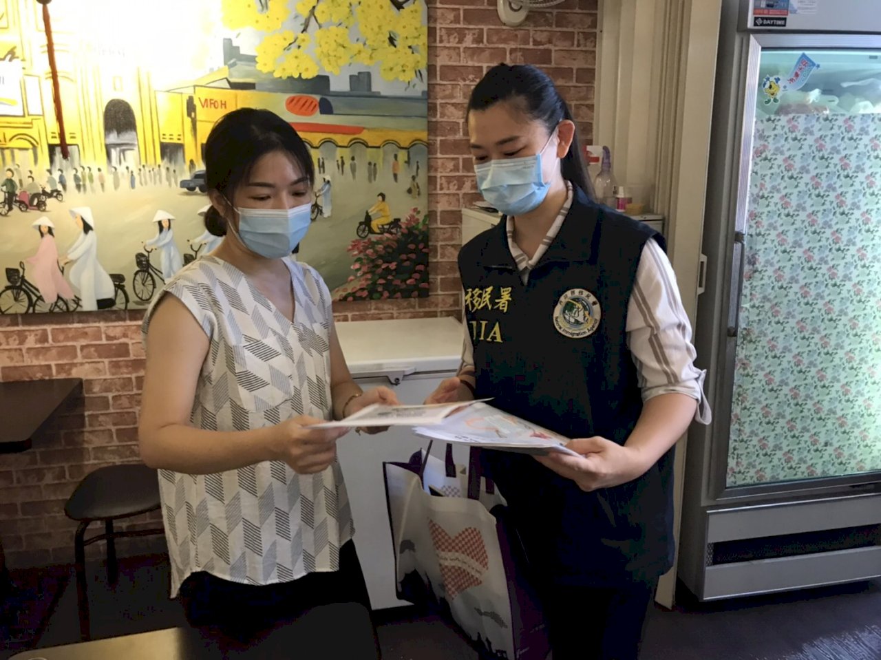 嚴防非洲豬瘟 移民署深入小吃店籲新住民「三不」守護寶島