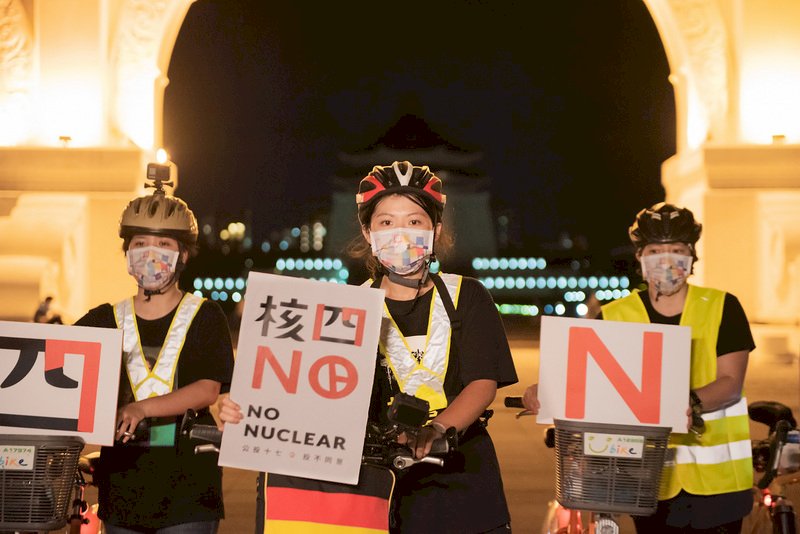 環團街頭投影宣傳反核 &nbsp;籲民眾核四公投投不同意