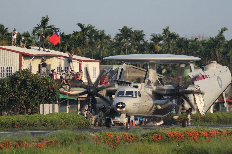 空軍E-2K預警機機腹著地意外 初判人為因素