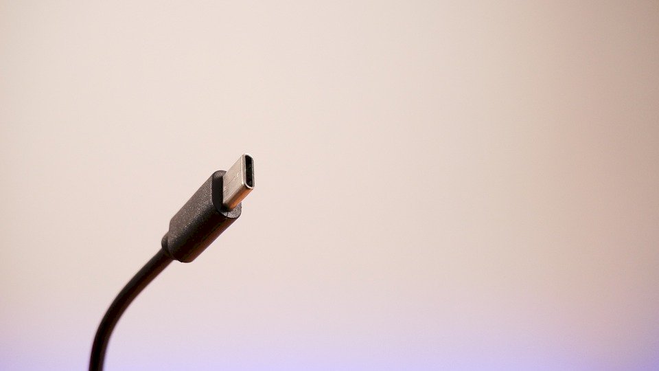 歐盟規定電子產品統一Type C充電頭 12/28起生效