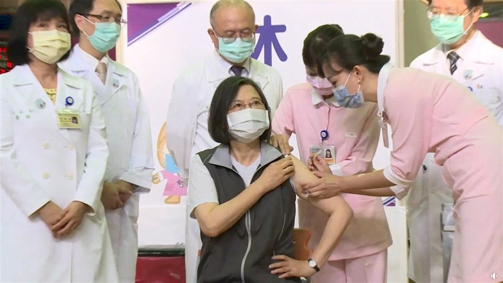 快訊！蔡總統完成高端疫苗第二劑接種