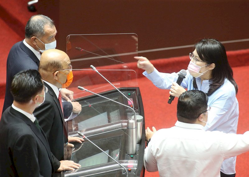 藍委、蘇揆口角明院會恐掀波 綠營排班守議場大門