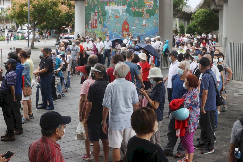 北市花博疫苗接種站排長龍又逢下雨 蔡炳坤：對長者抱歉