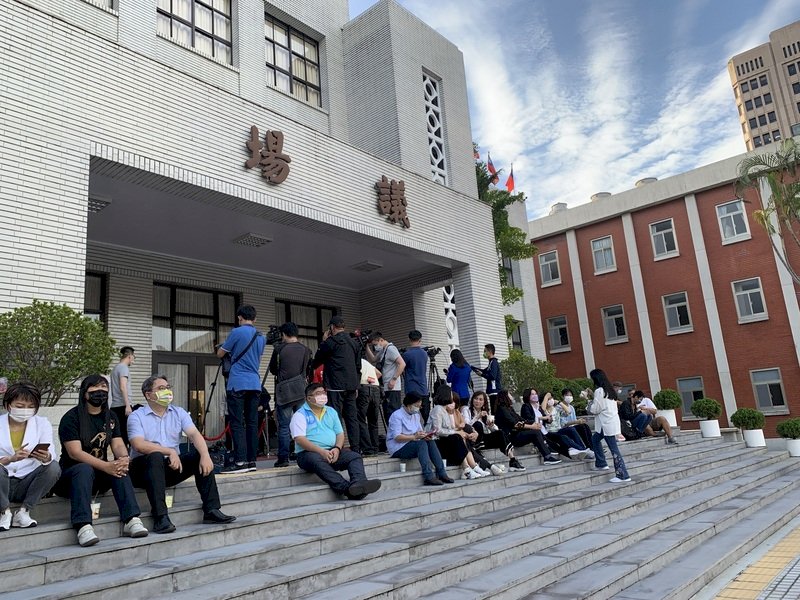 投降說風波延燒  綠委搶進議場確保議事順利