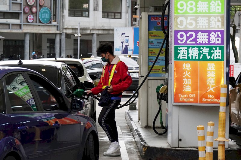 中油雙機制穩油價  下週汽油漲2角、柴油降6角