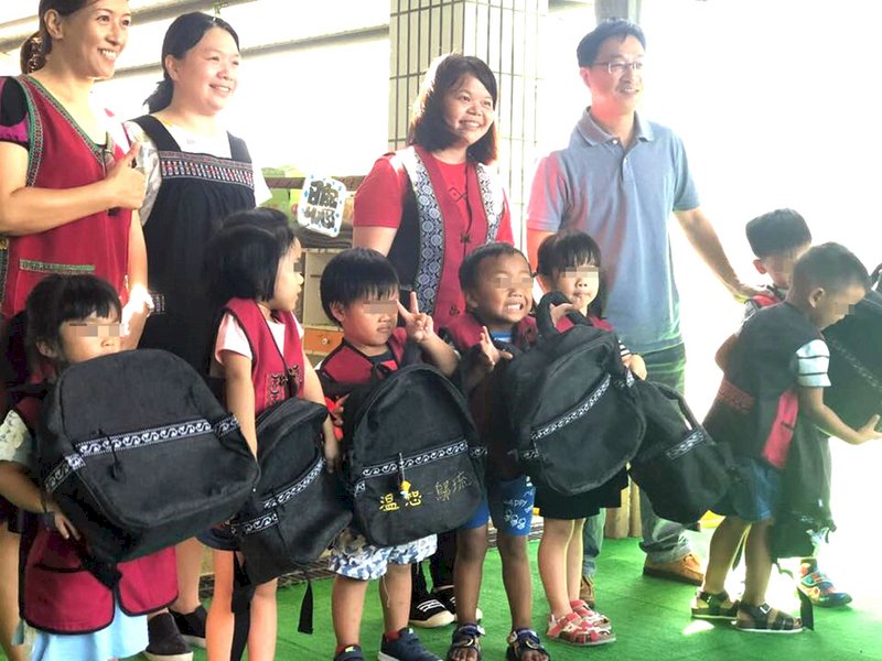 新生入學禮物保固9年  台東排灣族手工包遊客愛買(影音)