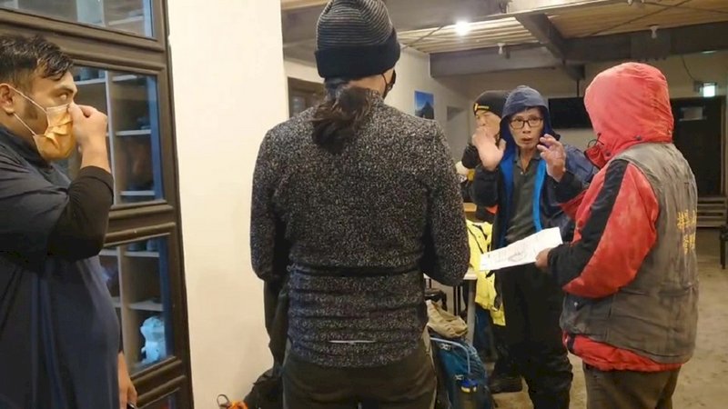 玉山入冬降初雪積2公分 天氣不佳山友未勉強登頂