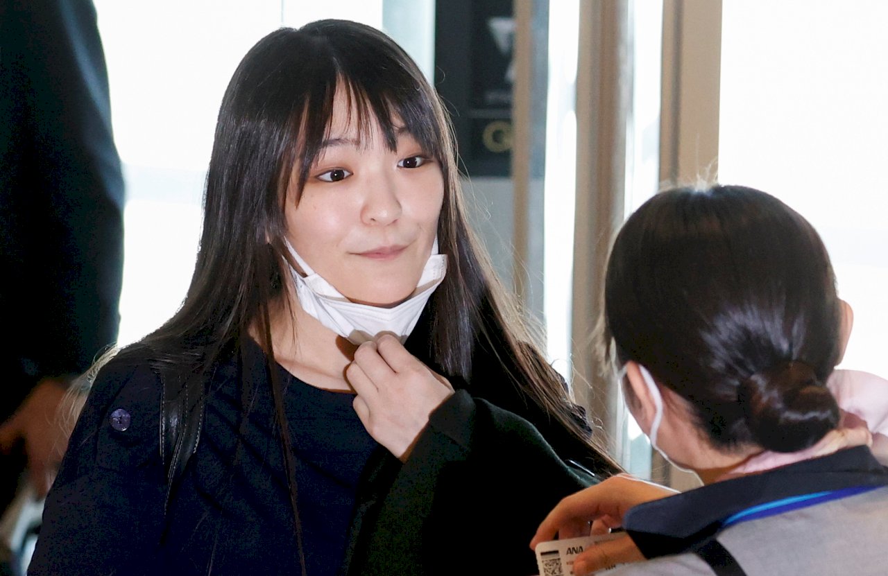 真子偕夫婿搭機離日 赴美展開新生活