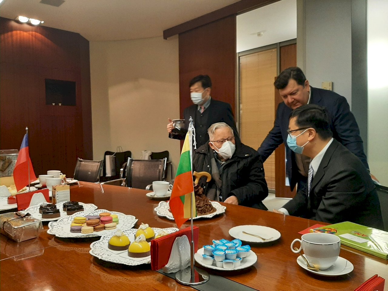 台灣代表處揭牌&nbsp;89歲立陶宛國父到場祝賀