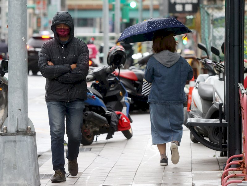 西半部可見陽光東半部短暫雨 水氣愈晚愈多
