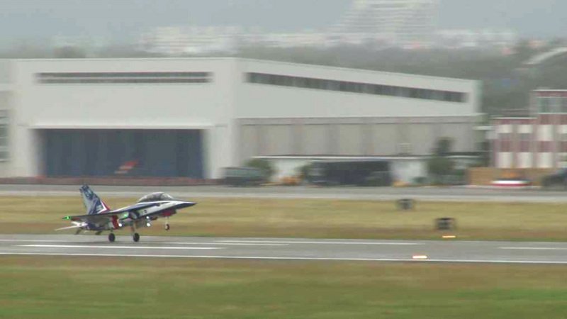 勇鷹高教機首架飛抵台東志航基地 &nbsp;航空迷興奮守候