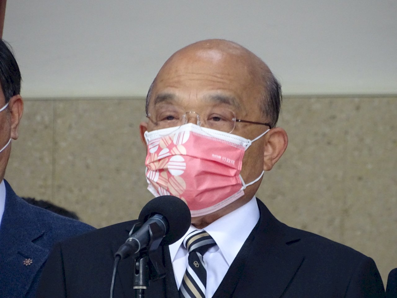 下一階段縮短隔離期 蘇揆：不會像上海封城