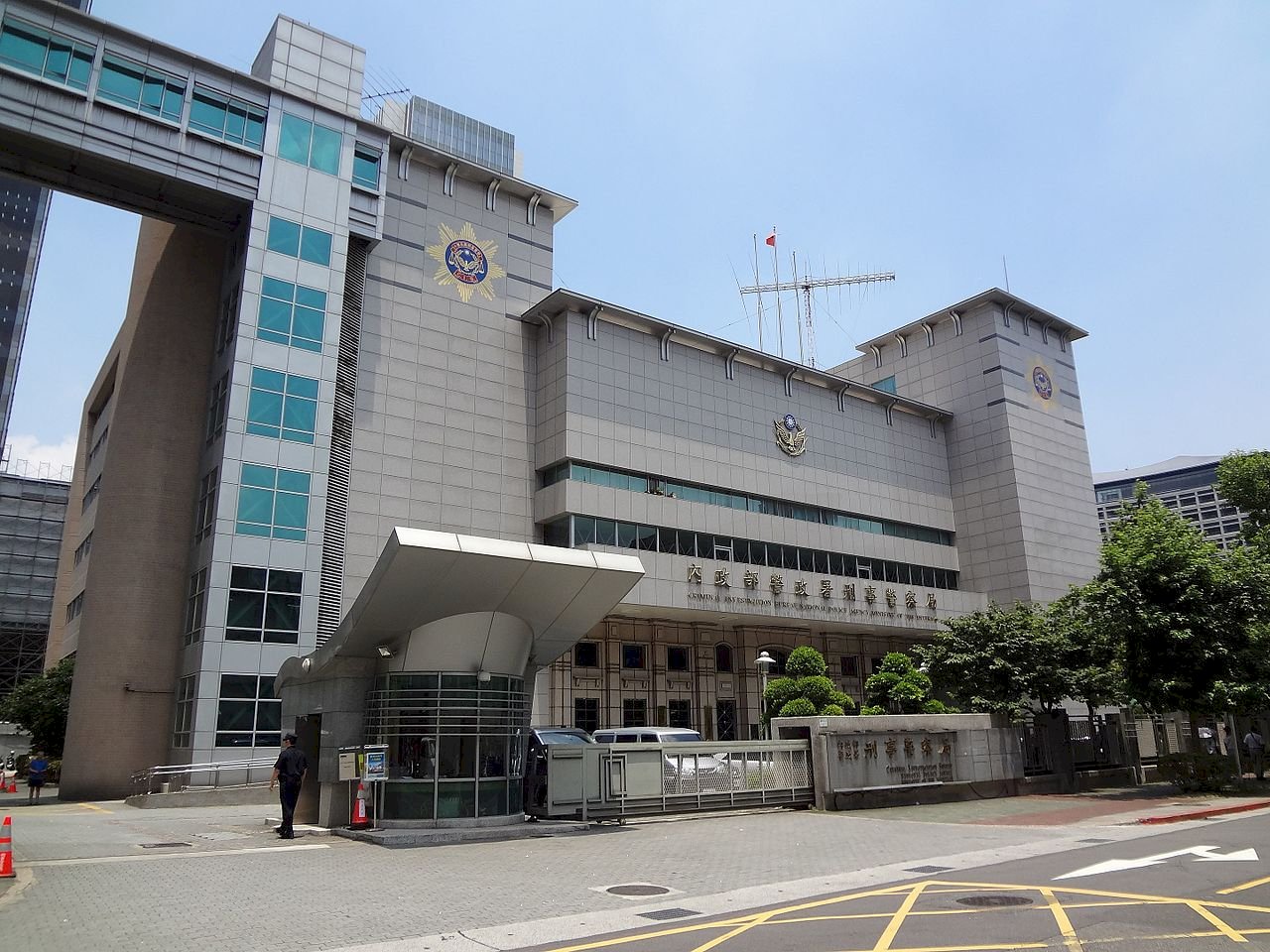 刑事局押解新店槍擊案犯嫌返台 晚間抵松山機場