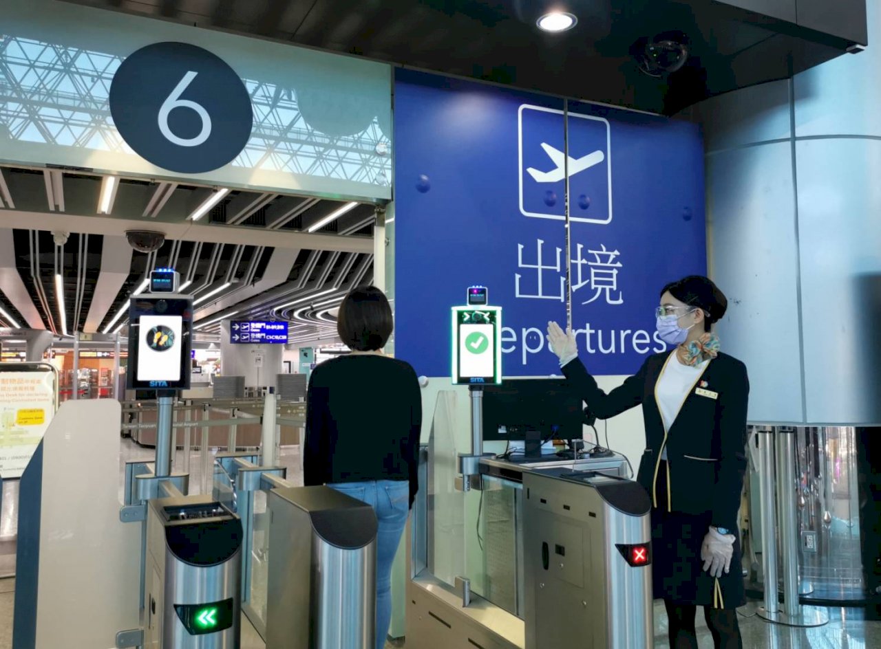 桃機全面試辦刷臉通關 旅客讚新奇又快速