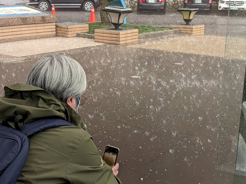 福壽山農場下冰雹雨 遊客驚奇錄影