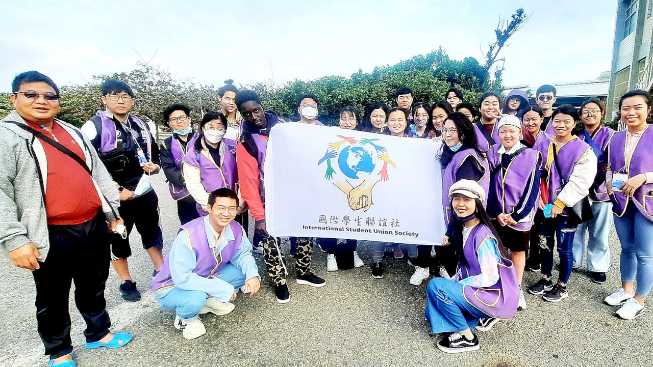 外籍生芳苑淨灘 向社區阿嬤學做文蛤香包