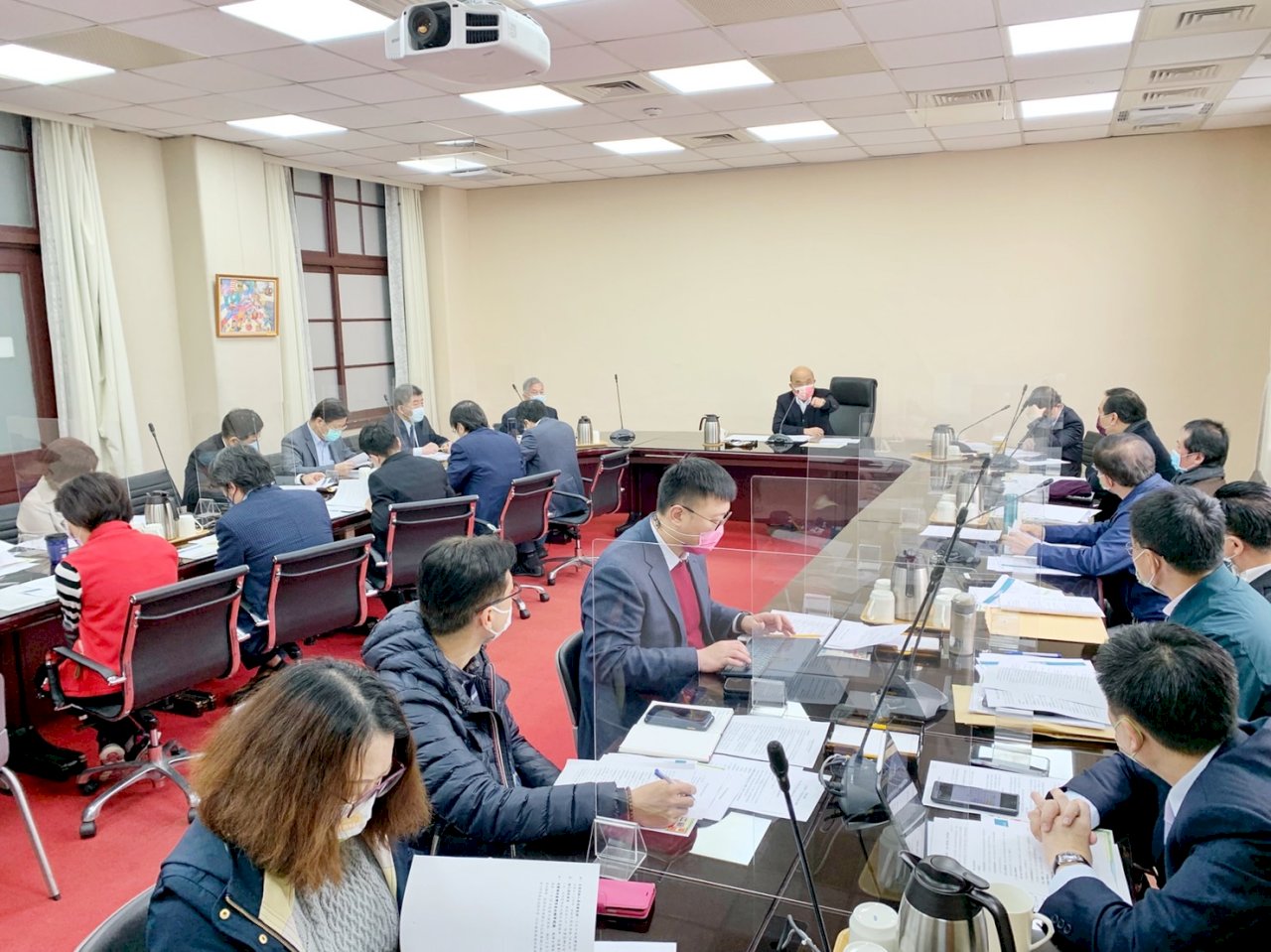 疫苗打氣稍有下降 政院防疫會議支持提供獎勵鼓勵高齡者打疫苗