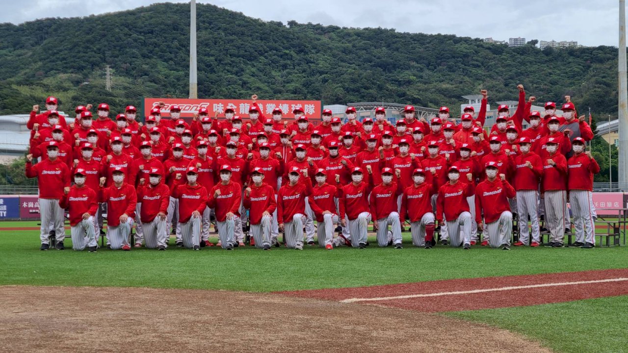 味全龍春訓登場  林智勝披31號球衣亮相