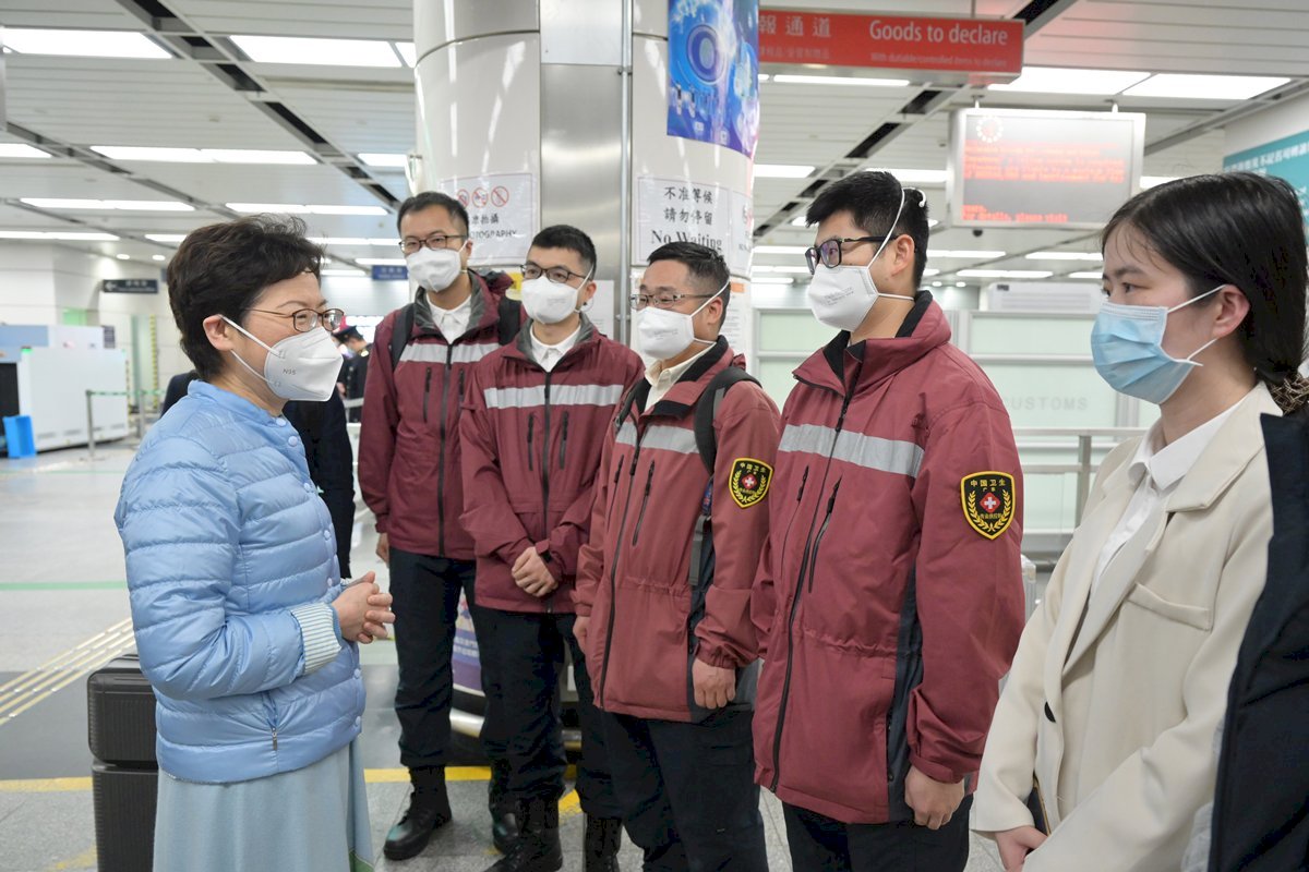 中國首批專家組抵港&nbsp;林鄭月娥：考慮全民檢測