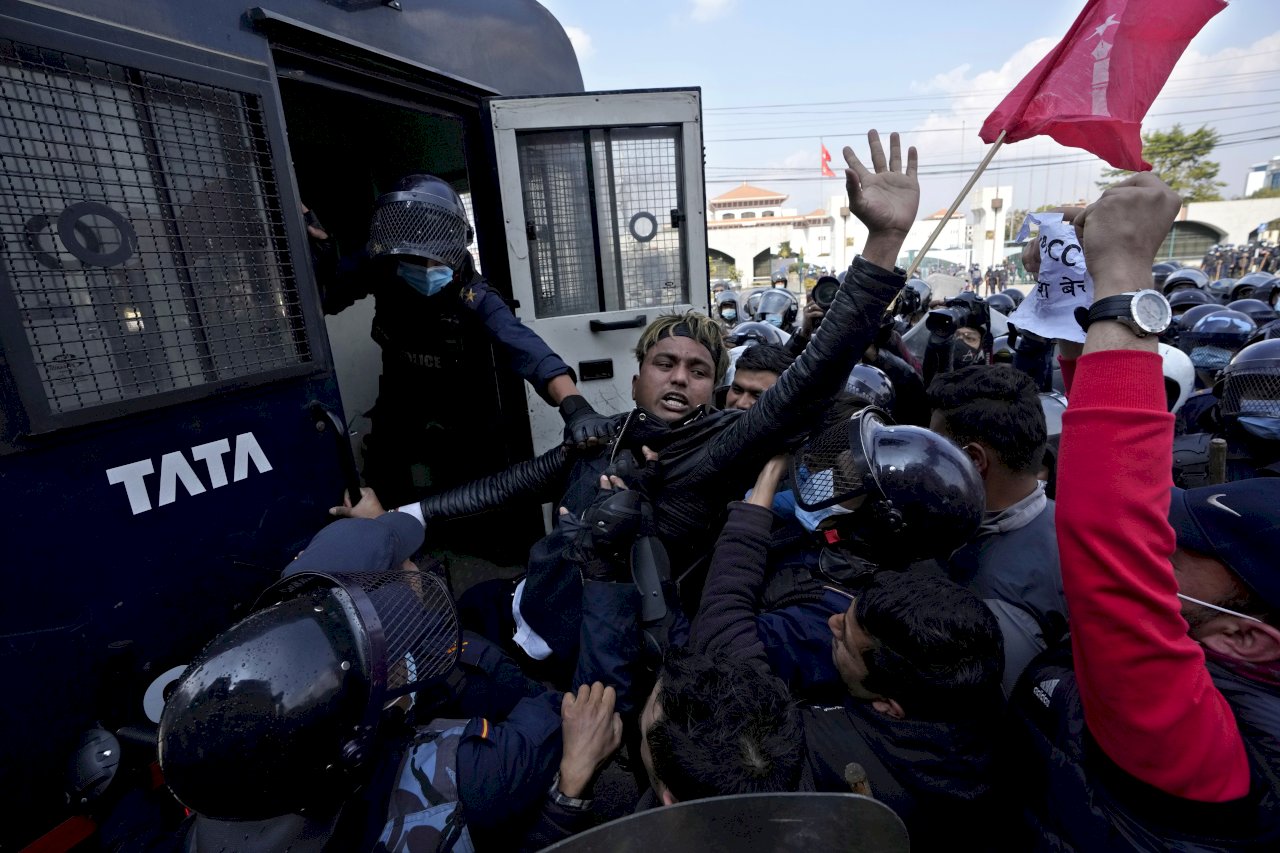 尼泊爾人反美援示威 警方發射催淚瓦斯驅散