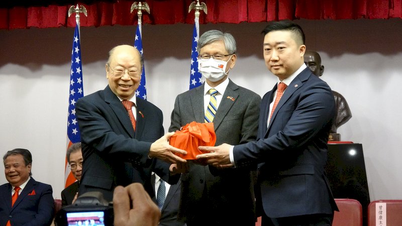 紐約中華公所換血 38歲曾偉康接任主席