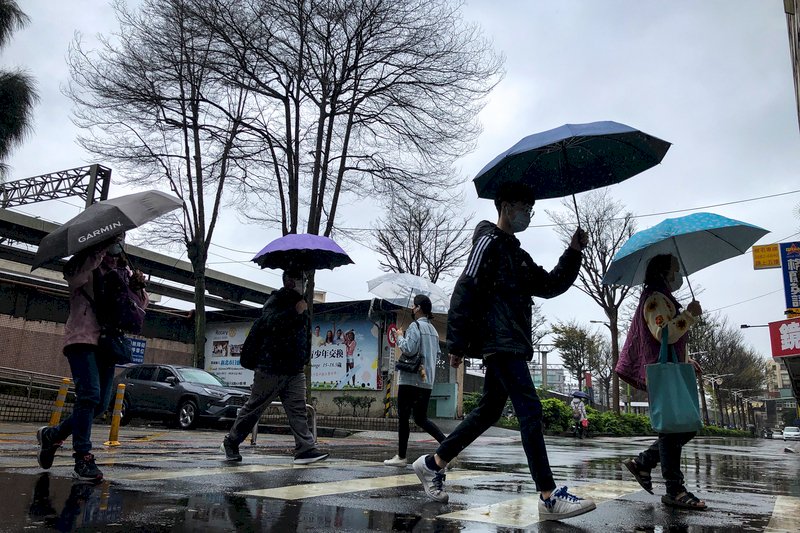 大雷雨將至、東北季風尾隨 北台灣明日高溫驟降10度