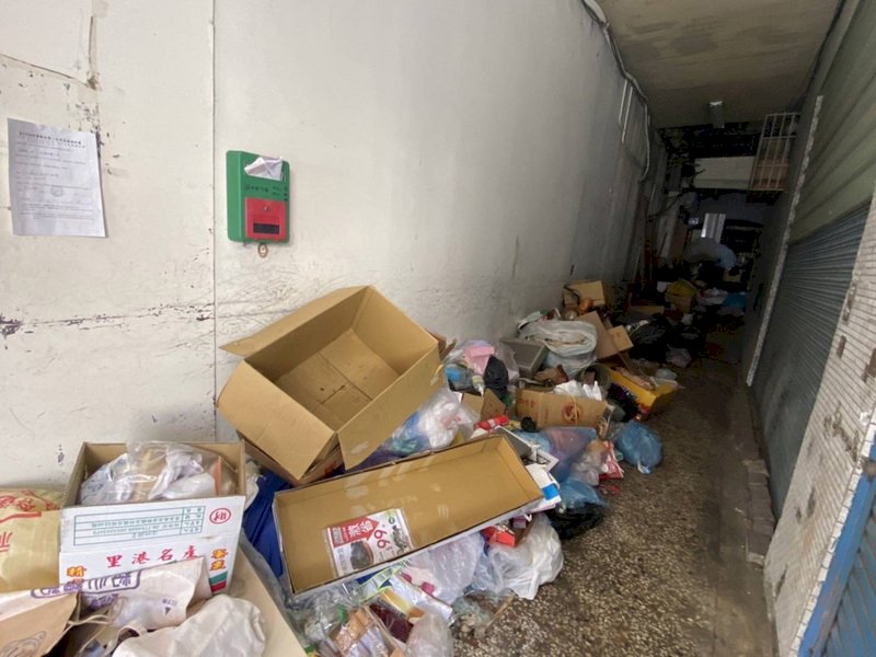 樓梯間堆雜物 消防署：中央建築法令完備 地方政府當依法執行
