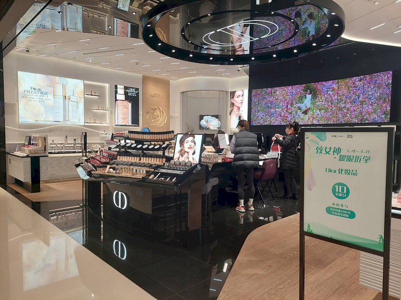 婦女節中國消費氣息轉淡  網友籲勿忘鐵鏈女