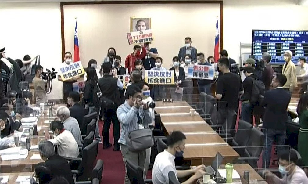 藍委佔主席台抗議奏效 福島食品行政命令先辦公聽會再審