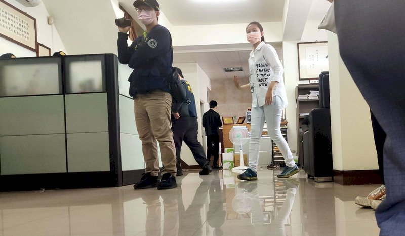 彭文正質疑總統論文案律師張靜  涉妨害秘密遭檢方偵訊