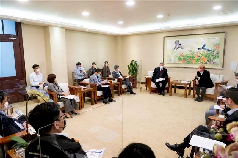 指揮中心：規劃接觸不特定人士或無法保持社交距離活動之高傳播風險參與者接種三劑疫苗