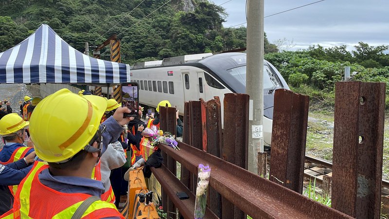 悼念太魯閣號事故罹難者 台鐵列車鳴笛30秒追思