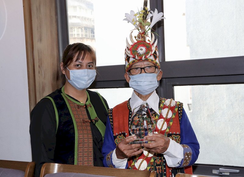 大武部落禹弘仁傳習魯凱砌石技法  獲榮譽步道師