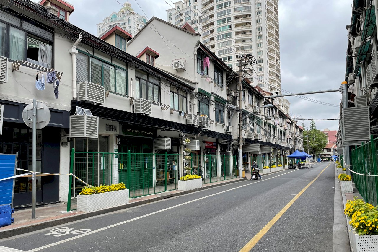 上海封城亂象多！外地人流落街頭成街友  討飯也討不到