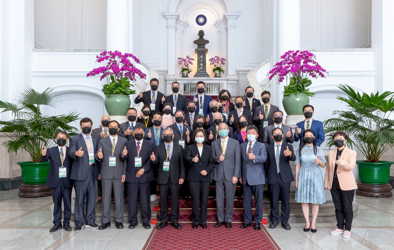 總統感謝藥師投入防疫最前線 扮演不可或缺角色