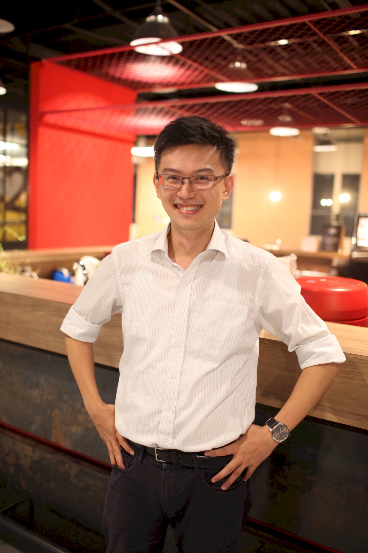 他，帶著保温瓶一路走 企業這樣樂於奉茶