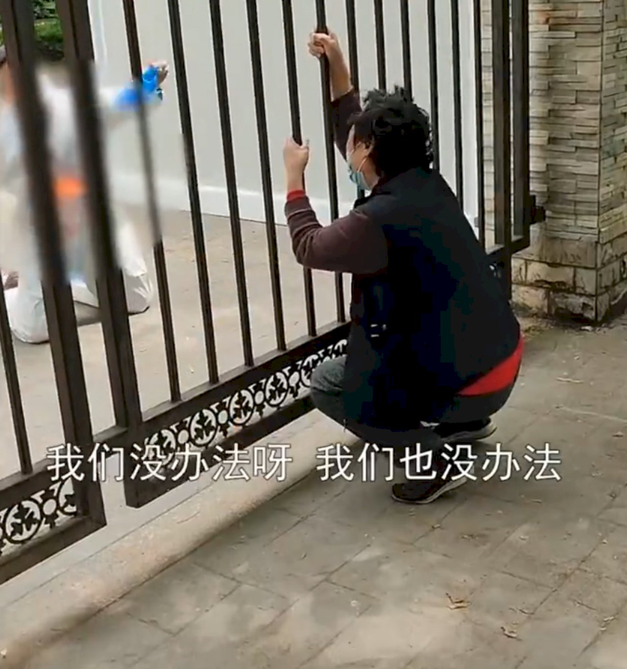 上海隔離區內老婦欲看病遭拒  防疫人員下跪勸返