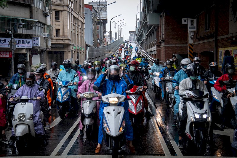 馳騁城市：台灣與香港的開車奇遇