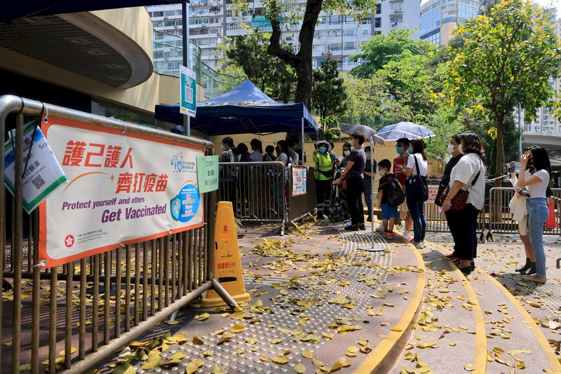 香港打3劑才能進餐廳 &nbsp;接種疫苗再現人龍