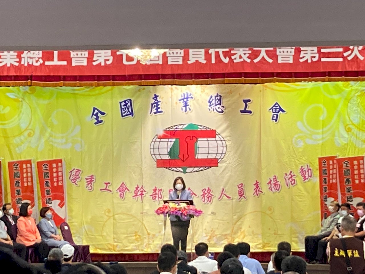 蔡總統盼年年調高基本工資&nbsp;工商團體籲必要配套