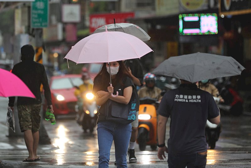基隆北海岸防大雨 中南部溫暖微熱高溫30度