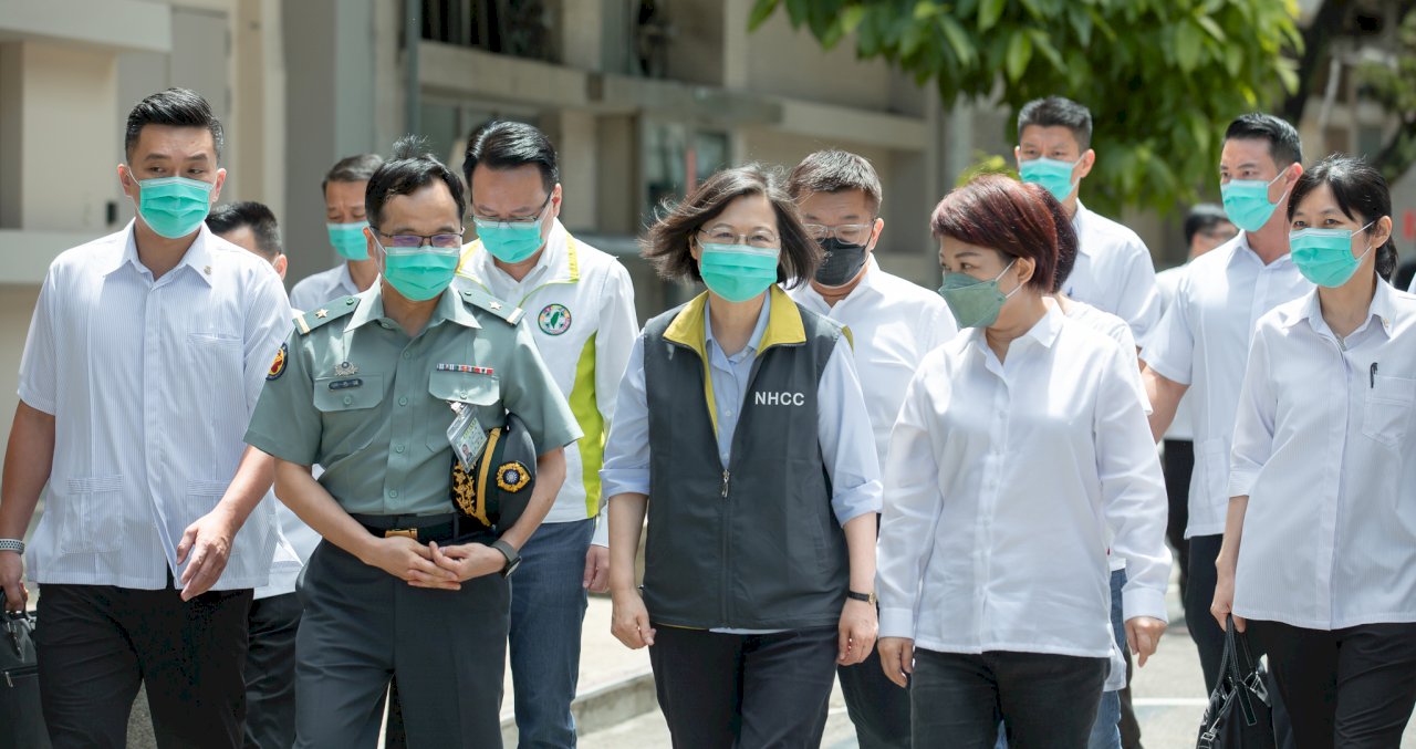 慰勉國軍台中總醫院醫護 總統：軍愛民、民愛軍 齊心戰勝疫情