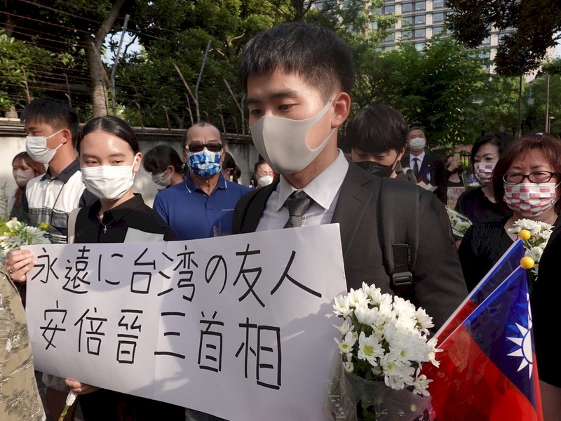安倍葬禮今舉行  戴ROC國旗口罩婦人淚滿腮