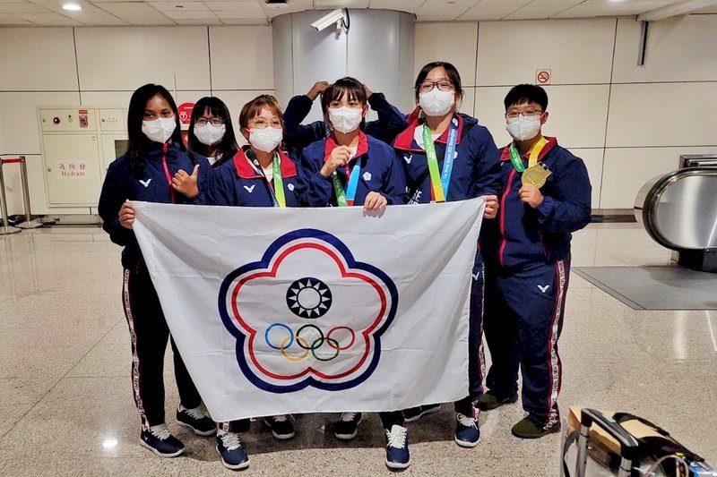 世運會拔河及柔術隊返台  女子拔河開心帶回5連霸