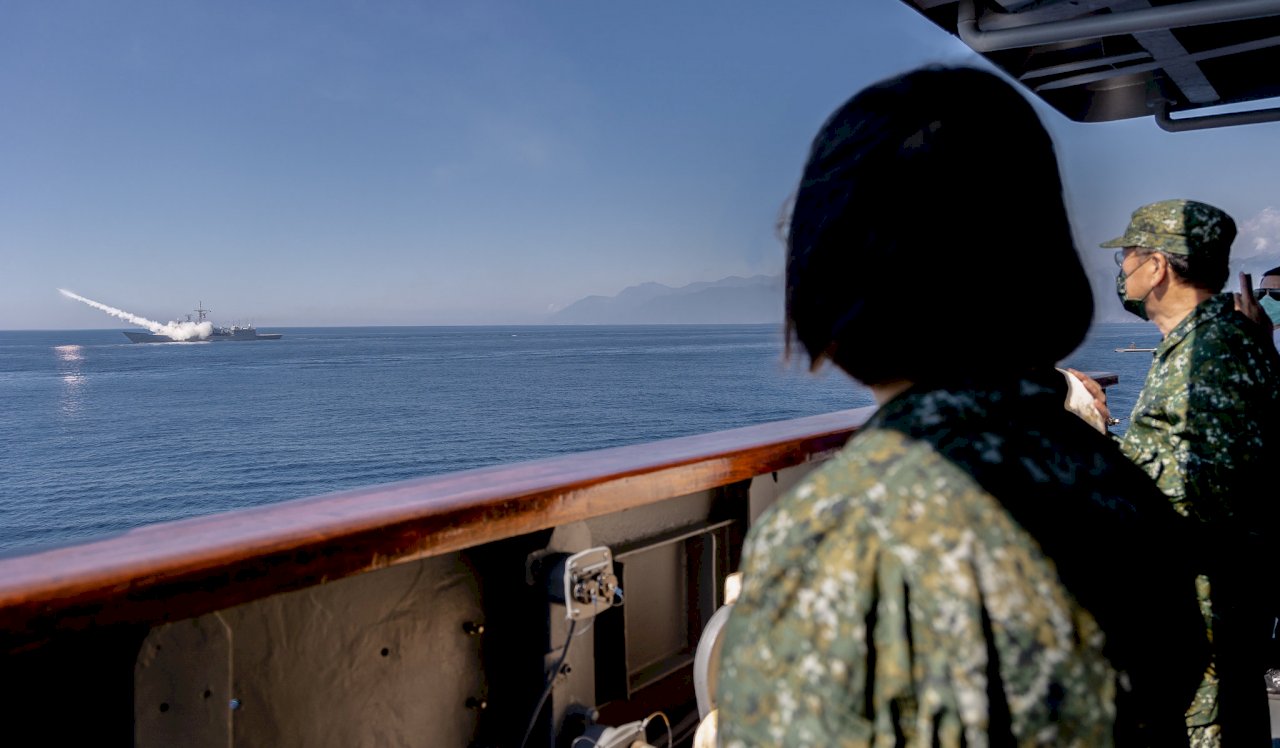 漢光演習海空聯合截擊作戰實彈操演登場 蔡總統登艦視導