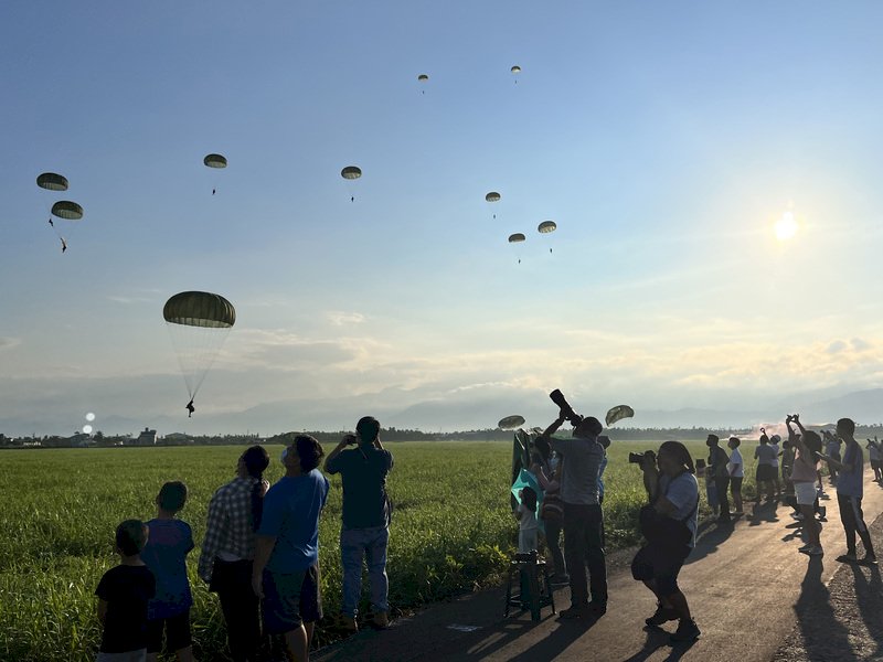 漢光演習聯合空降作戰   76名傘兵盤旋成功著陸 (影音)