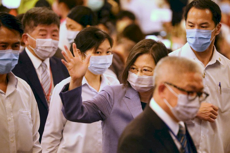 蔡總統：防疫之戰藥師保護民眾  給政府最關鍵支持
