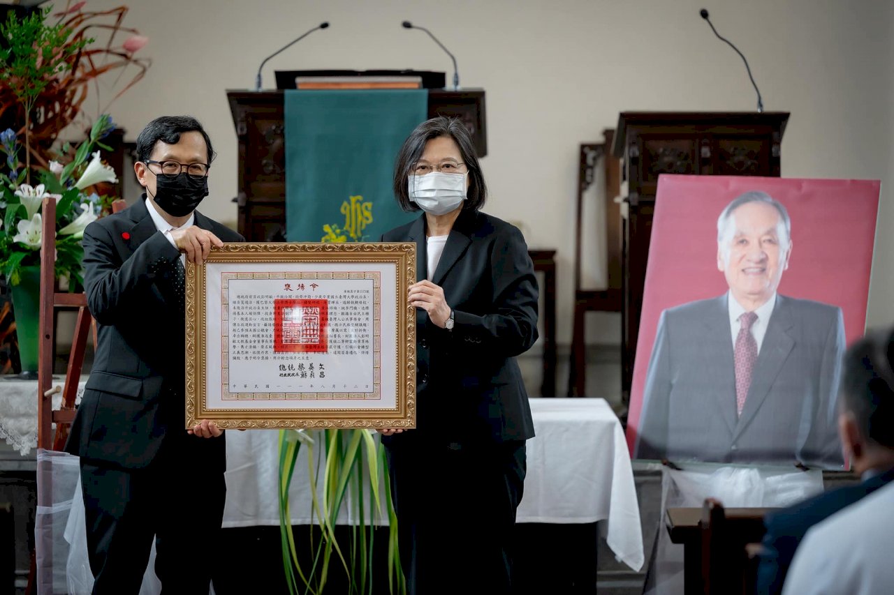 頒贈彭明敏褒揚令 總統：民主自由是台灣最大資產